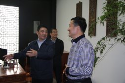 2015年4月27日，柯桥区委书记徐国龙专程来公司调